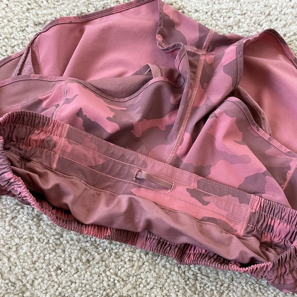 Lululemon Hotty Hot Short 2.5” Size 12 - Picture 6 of 8